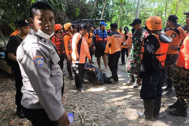 Tim SAR Gabungan berhasil menemukan pemancing yang tenggelam di Kali Opak, Canden, Kapanewon Jetis, Kabupaten Bantul. Foto: Basarnas Yogyakarta