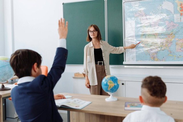 Dalam dunia pendidikan, peran guru dalam manajemen kelas sangatlah krusial untuk menciptakan lingkungan belajar yang efektif dan produktif. Foto: Pexels.com