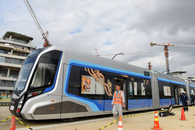 Petugas berjalan di samping gerbong Autonomous Rail Rapid (ART) atau kereta otonom tanpa rel saat uji kelayakan di IKN, Penajam Paser Utara, Kalimantan Timur, Senin (5/8/2024). Foto: M Risyal Hidayat/ANTARA FOTO