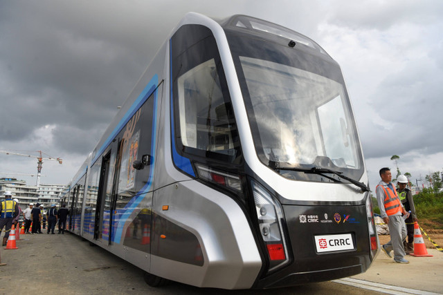 Petugas berjalan di samping gerbong Autonomous Rail Rapid (ART) atau kereta otonom tanpa rel saat uji kelayakan di IKN, Penajam Paser Utara, Kalimantan Timur, Senin (5/8/2024). Foto: M Risyal Hidayat/ANTARA FOTO