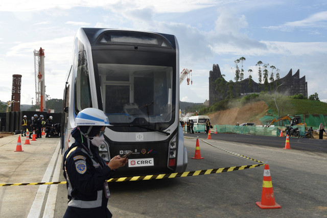 Petugas melintas di depan gerbong Autonomous Rail Rapid (ART) atau kereta otonom tanpa rel saat uji kelayakan di IKN, Penajam Paser Utara, Kalimantan Timur, Senin (5/8/2024). Foto: M Risyal Hidayat/ANTARA FOTO