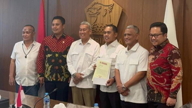 Pasangan Andi Rosman dan dr. Baso Rahmanuddin menerima rekomendasi Partai Gerindra untuk Pilkada Wajo 2024. Foto: Dok. Istimewa/kabarwajo