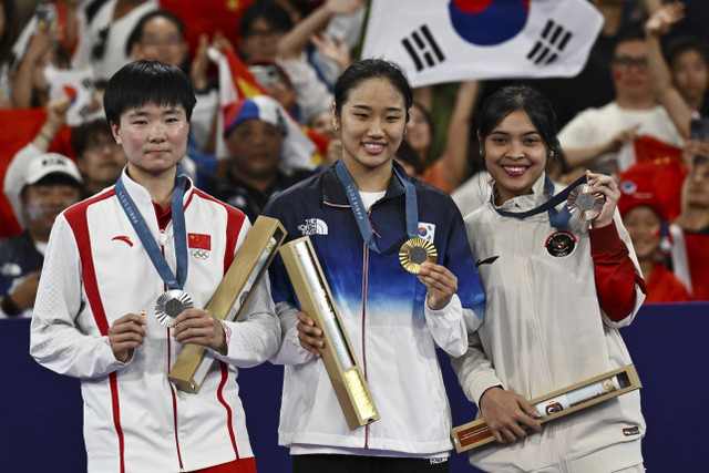 Dari kiri peraih medali perakHe Bingjiao dari Tiongkok, An Se-young dari Korea Selatan emas dan Gregoria Mariska Tunjung dari Indonesia perunggu, berfoto di atas podium tunggal putri bulu tangkis Olimpiade Paris 2024, Senin (5/8/2024). Foto: Dok. NOC Indonesia 