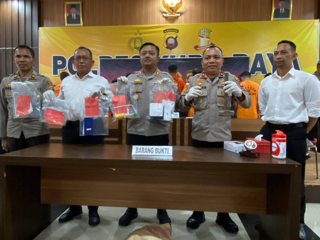 Polres Kubu Raya saat melakukan konferensi pers. Polisi akan mendalami kasus pencurian peti jenazah di pemakaman Tionghoa untuk kemungkinan adanya tersangka baru. Foto: Yulia Ramadhiyanti/Hi!Pontianak