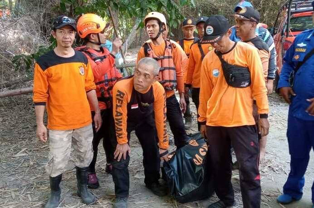 Proses evakuasi korban tenggelam di Sungai Opak, Bantul, oleh Tim SAR Gabungan, Senin (5/8). Foto: Polres Bantul