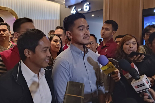 Ketum PSI, Kaesang Pangarep bersama Sekjen PSI, Raja Juli Antoni saat diwawancarai wartawan usai nobar Sekawan Limo di Cinepolis Senayan Park, Jakarta Pusat, Senin (5/8/2024). Foto: Fadlan Nuril Fahmi/kumparan