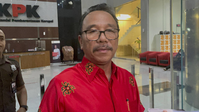 Caleg DPR RI 2019 dari PDIP Dapil Kalbar Alexius Akim, usai pemeriksaan sebagai saksi terkait pencarian buronan Harun Masiku, di Gedung Merah Putih KPK, Senin (5/8/2024). Foto: Fadhil Pramudya/kumparan