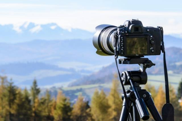 ilustrasi Cara Mempersiapkan Tripod. Sumber foto: pexels