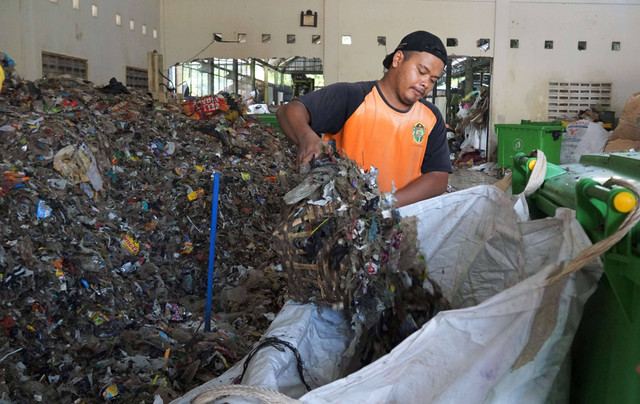 Proses pengolahan sampah di TPS3R Nitikan Yogya. Foto: Pemkot Yogya