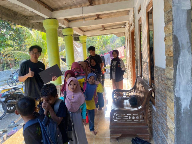 Mahasiswa KKN Undip di Desa Kepoh memandu peserta les dengan berbaris dan berdoa bersama di depan posko, Kamis, (2/8/2024). Foto: Dokumentasi KKN Undip.