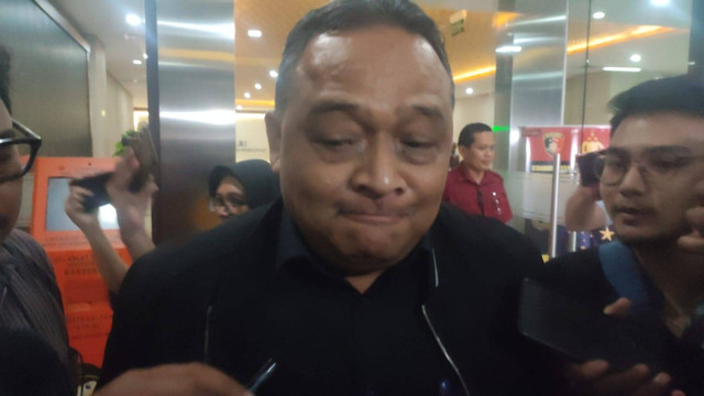 Kepala Badan Pelindungan Pekerja Migran Indonesia (BP2MI), Benny Rhamdani, usai dimintai keterangan oleh penyidik di Gedung Bareskrim Polri pada Senin (5/8/2024).  Foto: Rachmadi Rasyad/kumparan