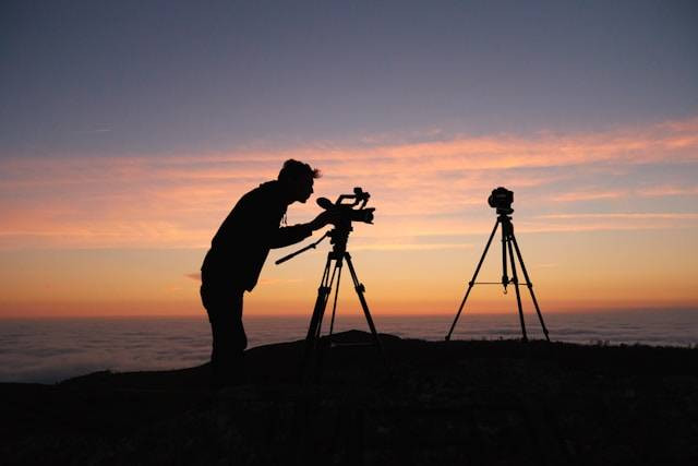 Bagaimana Cara Menggunakan Tripod Agar Gambar Jadi Bagus? Foto Hanya Ilustrasi. Sumber Foto: Unsplash.com/KOBU Agency