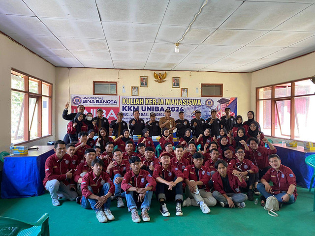 Foto bersama Pihak Kecamatan, seluruh Dosen Pembimbing Lapangan(DPL), dan seluruh anggota kelompok yang melaksanakan KKM di Kecamatan Jiput.