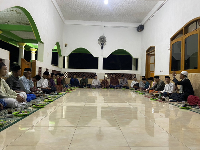 Suasana Pengajian Rutin di Desa Tenjolahang setiap Rabu malam.