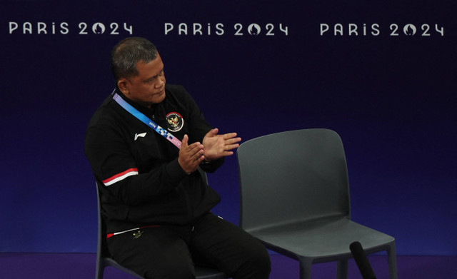 Herli Djaenudin, pelatih yang mendampingi Gregoria Tunjung di Olimpiade Paris 2024. Foto: REUTERS/Hamad I Mohammed