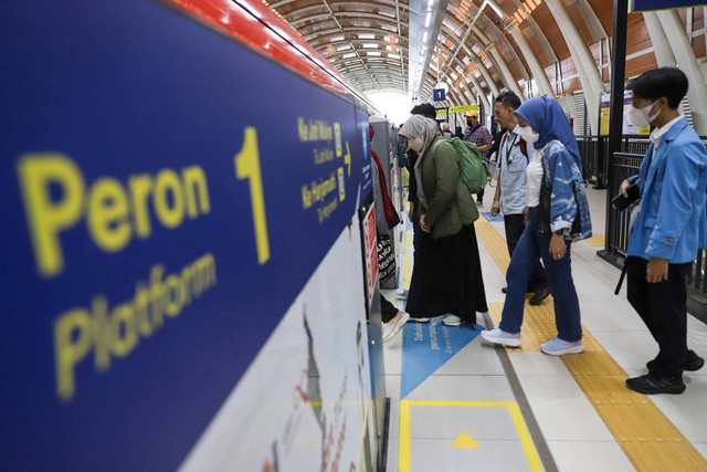 Penumpang menaiki kereta api ringan atau Light Rail Transit (LRT) Jabodebek menuju Stasiun Dukuh Atas, Jakarta Selatan, Selasa (9/1/2024). Foto: Iqbal Firdaus/kumparan