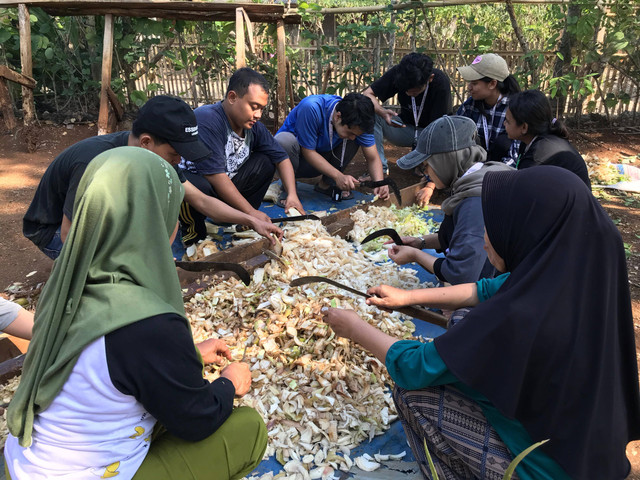 Pembuatan pupuk kompos dengan KWT di dusun Tambakrejo (sumber : kkn-16)