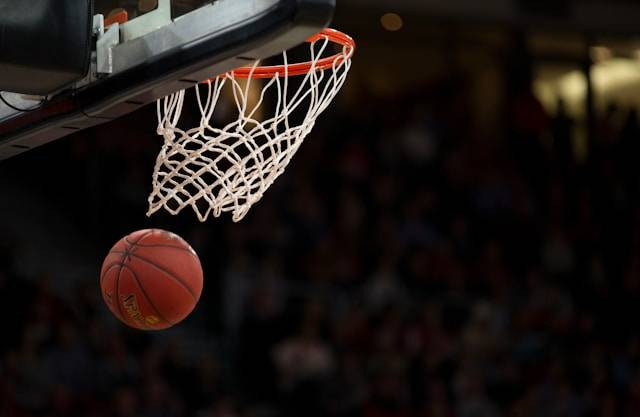 Jelaskan secara singkat tokoh yang berjasa menemukan permainan bola basket. Foto hanya ilustrasi. Sumber foto: Unsplash/Markus