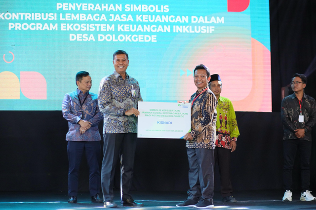 Dirut BPJS Ketenagakerjaan Anggoro Eko Cahyo saat menyerahkan kepesertaan jaminan sosial ketenagakerjaan kepada salah satu petani di Desa Dolok Gede, Kabupaten Bojonegoro, Sabtu (3/8/2024). Foto: BPJS Ketenagakerjaan 