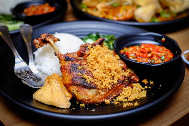 Menu makanan khas restoran Bebek Goreng Pak Ndut yang buka cabang di Singapura Foto: Dok. Website Bebek Goreng Pak Ndut 