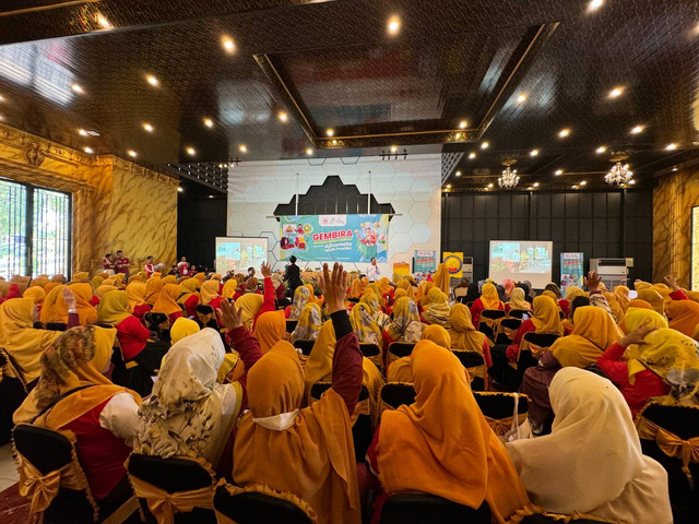 Ajinomoto saat memberikan edukasi tentang asupan gizi seimbang kepada ibu-ibu PKK di Telukjambe, Karawang, Rabu (31/7). Foto: Dok. Ajinomoto