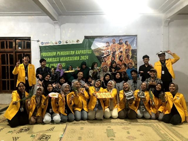 Foto bersama oleh tim PPK ORMAWA HIMAPBIO, tim produksi olahan pertanian dari Koperasi  Berkah Surya Setaman dan Sanggar Tani Muda Sawiji Wani . Foto: Dok, PPK ORMAWA HIMABPIO UNTIDAR