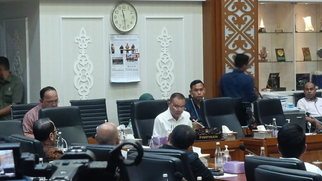 Wakil Ketua DPR RI, Sufmi Dasco Ahmad memimpin rapat pergantian ketua Baleg DPR RI di Kompleks Parlemen, Senayan, Jakarta, Selasa (6/8/2024).  Foto: Zamachsyari/kumparan