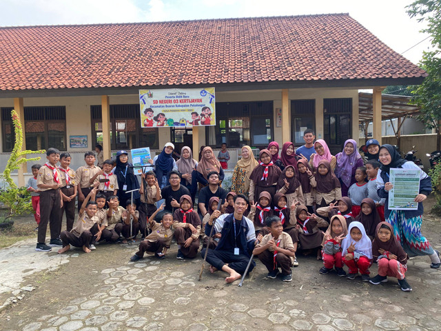 Foto bersama dengan warga sekolah dan perwakilan warga Desa Kertijayan dalam kegiatan Implementasi Biopori Bersama, Lingkungan Sejahtera di SDN 03 Kertijayan.