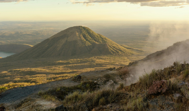 Gunung Ranaka, foto hanya ilustrasi bukan tempat sebenarnya. Sumber: Unsplash/Tobias Tullius