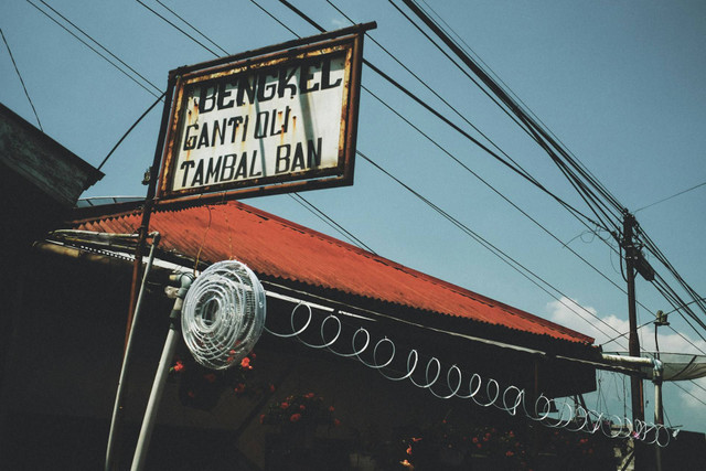 Bengkel Spesialis Lampu Mobil di Jakarta Barat. Foto hanya ilustrasi, bukan tempat yang sebenarnya. Sumber: unsplash.com/Xelvet Online.