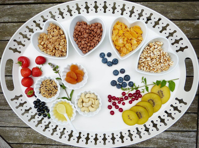 https://pixabay.com/photos/tray-breakfast-muesli-fruits-bowls-2546077/ -  Kebiasaan Makan Sehat Pada Remaja.