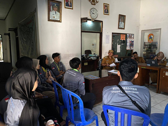 Jalin Komunikasi, Tim 98 KKN MAs Lakukan Kunjungan Kantor Kelurahan Desa Sringin