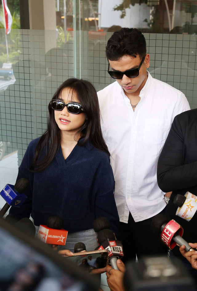 Artis Fuji bersama kakaknya Fadly Faisal dan kuasa hukum Sandy Arifin memberi keterangan pers usai diperiksa di Polres Jakarta Barat, Jakarta, Selasa, (6/8/2024). Foto: Agus Apriyanto