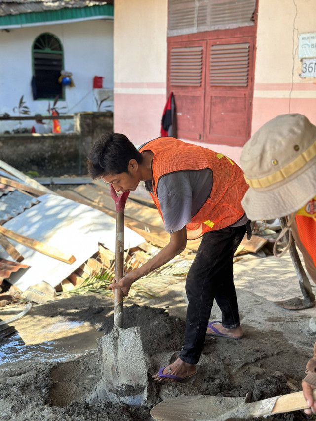 Adukan Semen oleh Tukang 