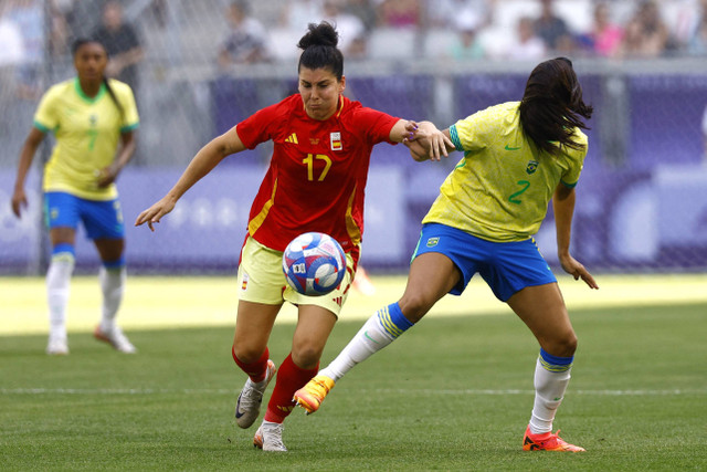 Lucia Garcia dari Spanyol beraksi dengan Antonia dari Brasil pada Olimpiade Paris 2024 di Stadion Bordeaux, Bordeaux, Prancis (31/7/2024). Foto: Susana Vera/REUTERS 