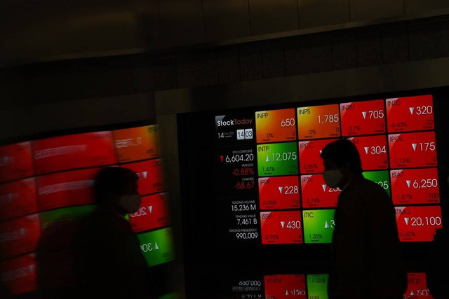 Layar menampilkan pergerakan indeks harga saham di Bursa Efek Indonesia, Jakarta. Foto: Hafidz Mubarak A/ANTARA FOTO