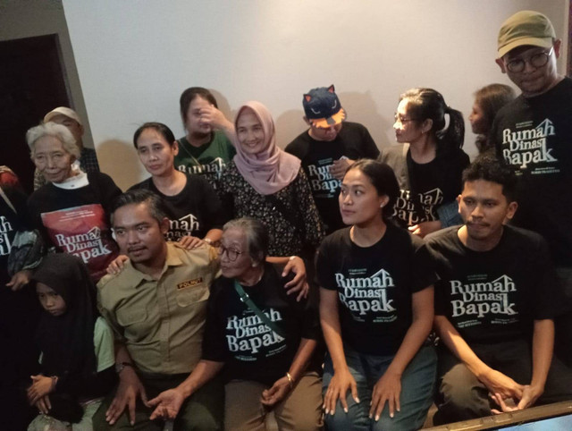 Komika Dodit Mulyanto (baju coklat) bersama para pemain 'Rumah Dinas Bapak' saat berkunjung ke Surabaya. Foto: Masruroh/Basra