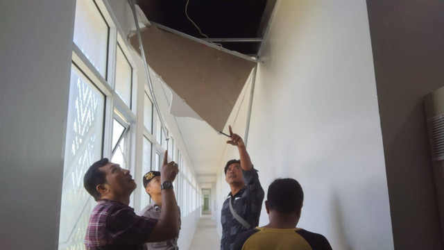 Plafon tempat terjatuhnya pekerja bangunan di RSUD dr. Rubini Mempawah. Foto: Muhammad Zain/Hi!Pontianak