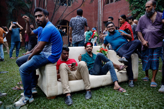 Demonstran membawa barang yang dijarah dari kediaman Perdana Menteri Bangladesh Sheikh Hasina di Dhaka, Bangladesh, Senin (5/8/2024). Foto: Mohammad Ponir Hossain/REUTERS 