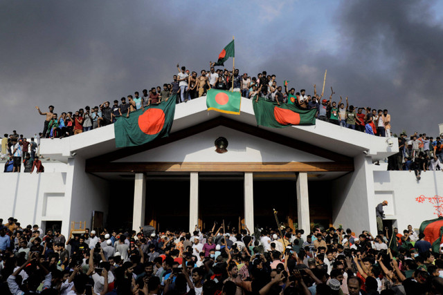 Demonstran menyerbu istana Perdana Menteri Sheikh Hasina di Dhaka, Bangladesh, Senin (5/8/2024). Foto:  K M ASAD / AFP