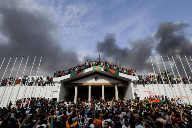 Demonstran menyerbu istana Perdana Menteri Sheikh Hasina di Dhaka, Bangladesh, Senin (5/8/2024). Foto:  K M ASAD / AFP