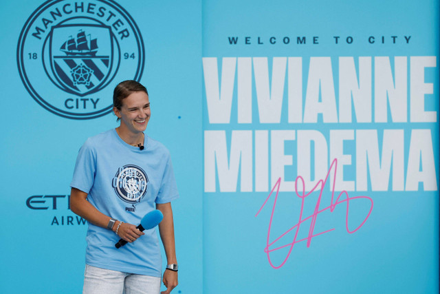 Vivianne Miedema diperkenalkan ke penggemar Manchester City. Foto: Jason Cairnduff/REUTERS