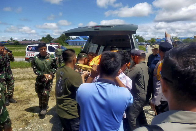 Evakuasi pilot Selandia Baru yang ditembak OPM di Papua. Foto: Dok. TNI