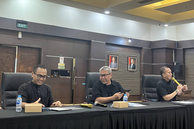 Direktur Utama Smesco Indonesia Wientor Rah Mada, Plt Deputi Bidang UKM KemenKopUKM Temmy Setya Permana dan Staf Khusus Menteri Bidang Pemberdayaan Ekonomi Kreatif Fiki Satari. Foto: Ghinaa Rahmatika/kumparan