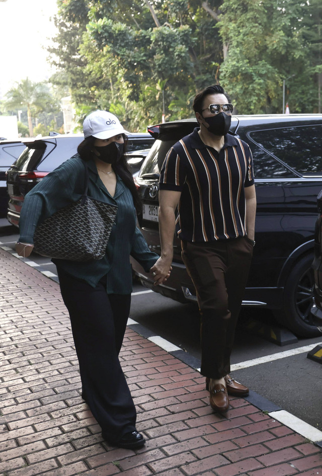 Musisi David Bayu bersama anaknya Audrey David saat memenuhi panggilan di Polda Metro Jaya, Jakarta, Selasa, (6/8/2024). Foto: Agus Apriyanto