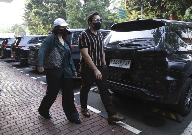 Musisi David Bayu bersama anaknya Audrey David saat memenuhi panggilan di Polda Metro Jaya, Jakarta, Selasa, (6/8/2024). Foto: Agus Apriyanto