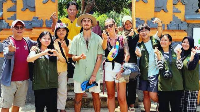 Mahasiswa FMIPA Unsrat Manado yang ikut mendampingi turis asing asal Prancis menikmati ekowisata di JG Mangrove Park, Desa Palaes, Kabupaten Minahasa Utara.