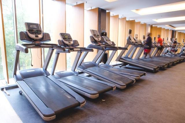 Apakah Treadmill Menggunakan Listrik? Foto Hanya Ilustrasi. Sumber Foto: Unsplash.com/Birk Enwald