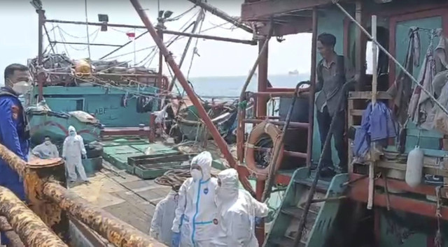 Petugas mengenakan APD mengecek nelayan yang sakit di KM Sri Mariana, Selasa (6/8/2024). Foto: Dok. Istimewa