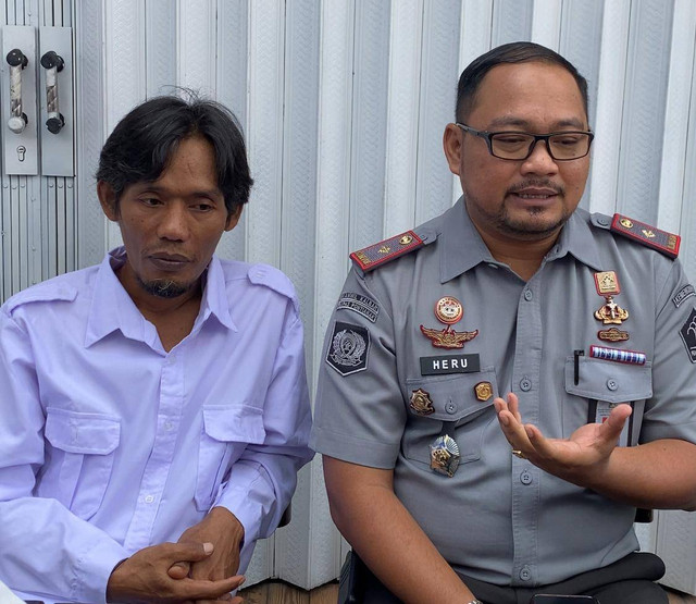 Salim Saluyo bersama Kabapas Kelas IIA Pontianak, Akhmad Heru Setiawan. Foto: Yulia Ramadhiyanti/Hi!Pontianak